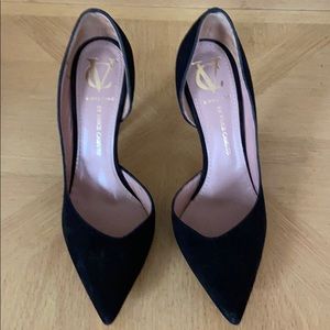 VINCE CAMUTO SIGNATURE PUMPS